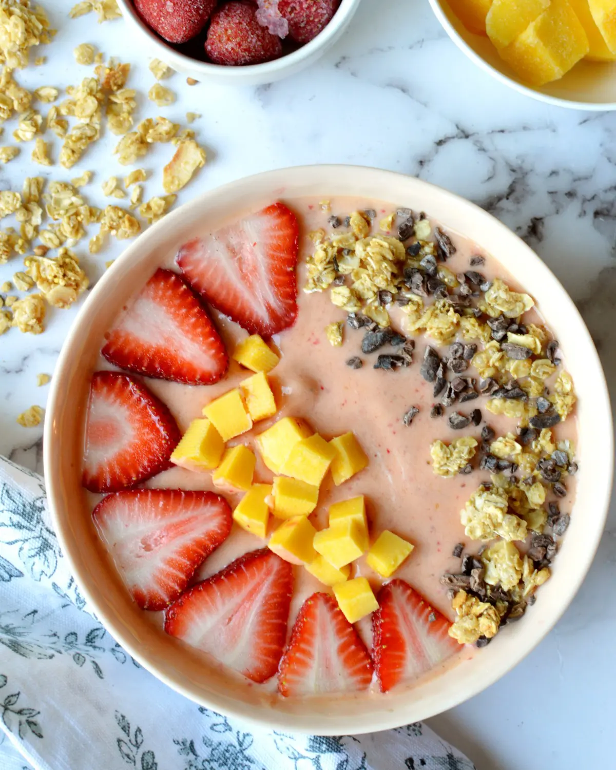 STRAWBERRY MANGO SMOOTHIE BOWL